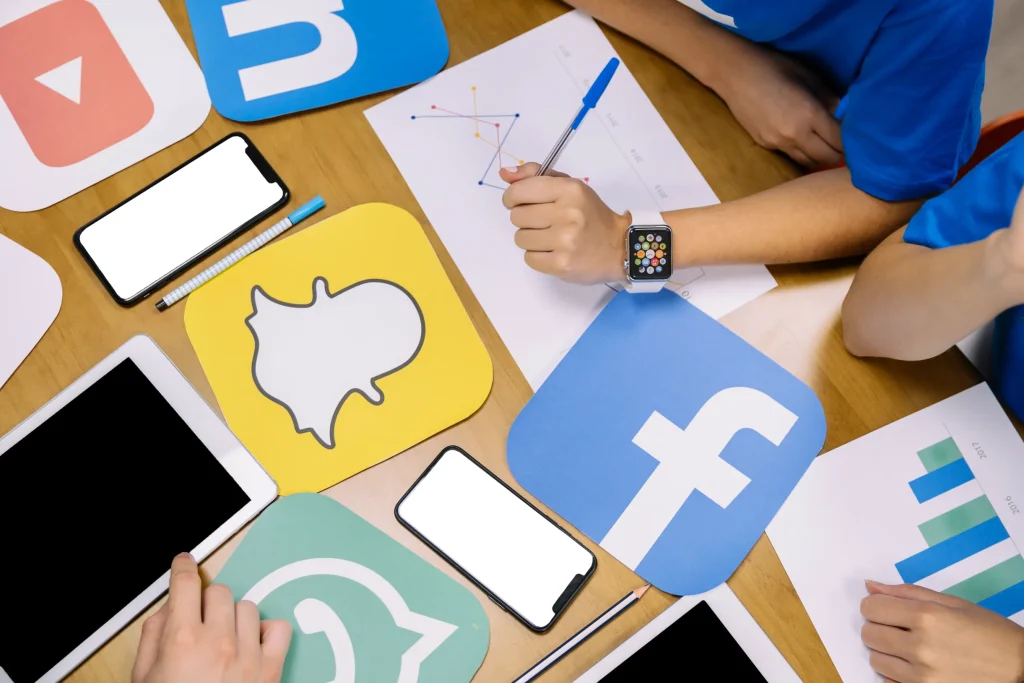 Equipo haciendo un plan de redes sociales para empresas